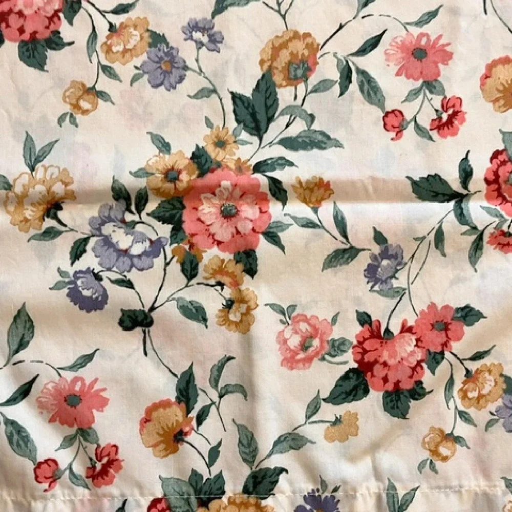 Vintage King size pillowcase with cottagecore flowers, Thomaston‎